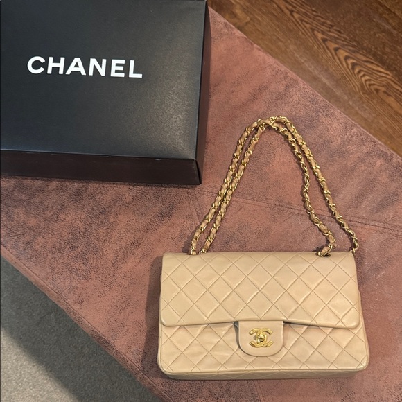 CHANEL vintage Chanel 2.55 10" flap bag made of cream lambskin leather - Picture 2 of 10